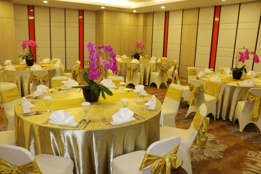 Hotel Santika Mega City Bekasi Exterior photo