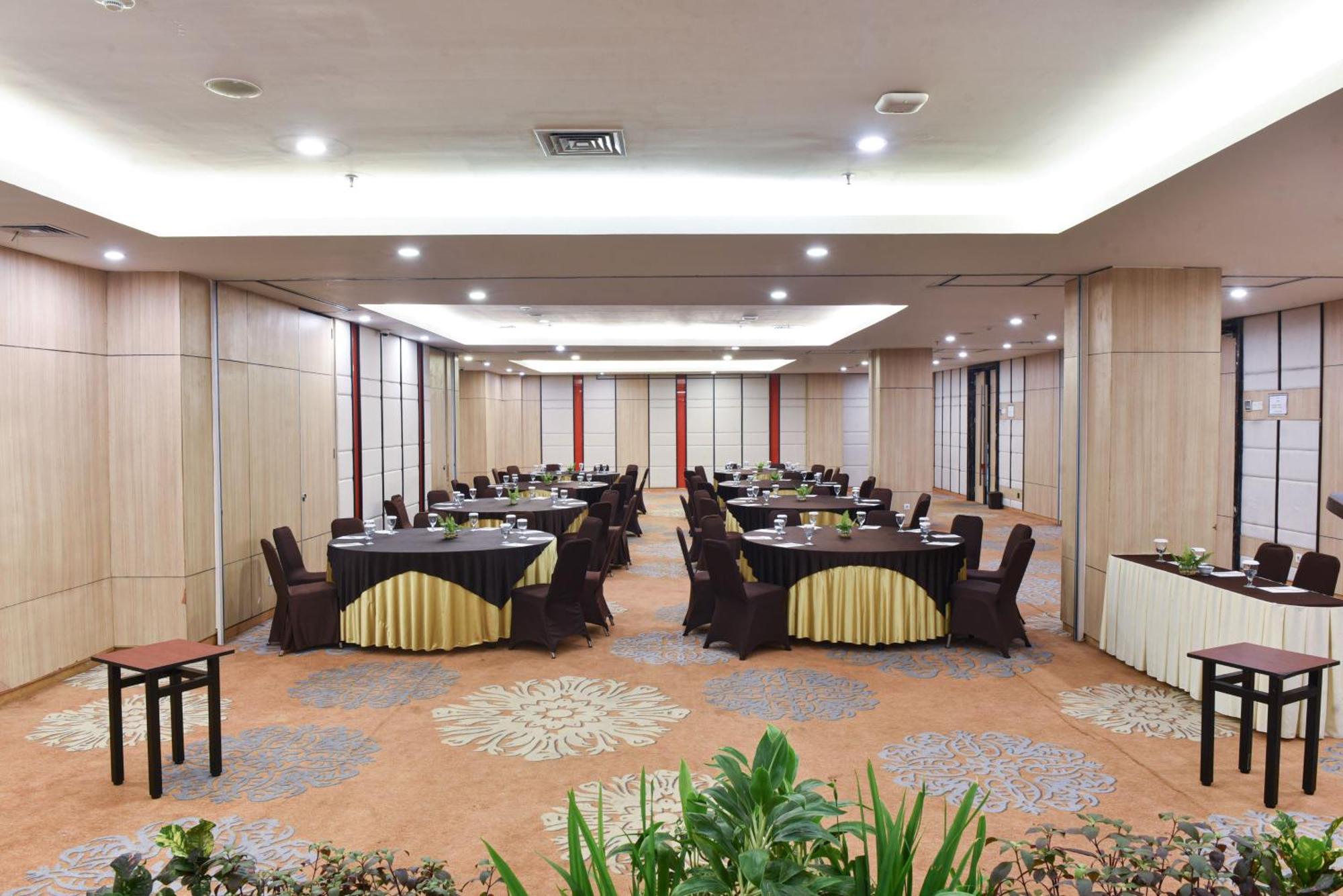 Hotel Santika Mega City Bekasi Exterior photo